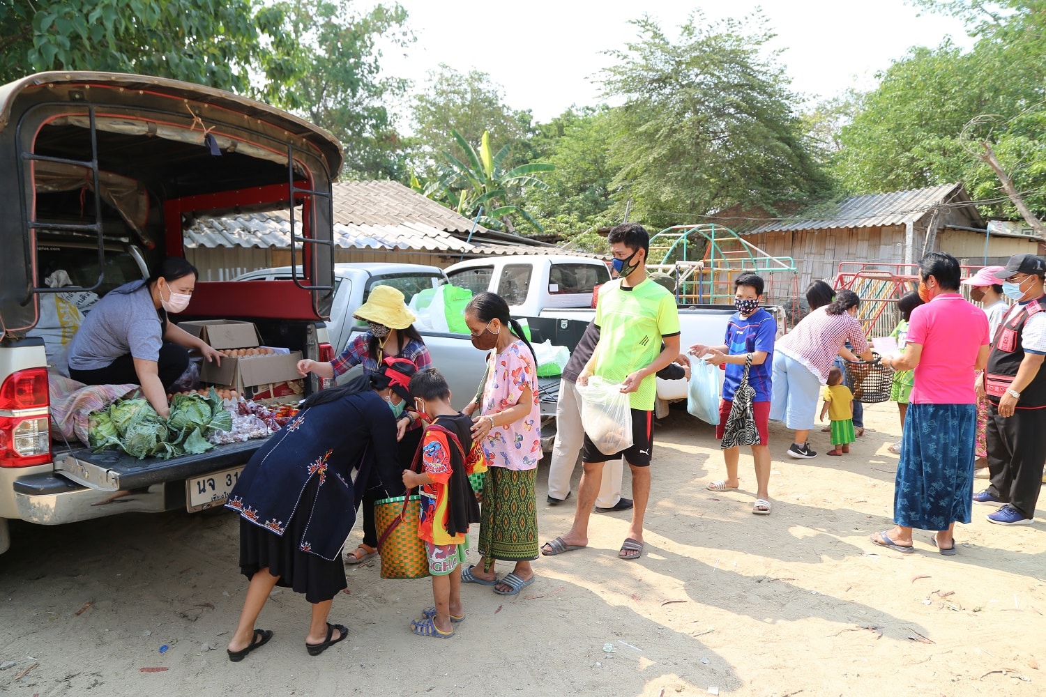 ชาวบ้านที่ได้รับผลกระทบจากโควิด-19 มารอรับการบริจาคอาหารจากเครือข่ายชนเผ่าพื้นเมืองแห่งประเทศไทย / ภาพถ่ายโดย อาฟู่ บะเชอะ – imnvoices.com