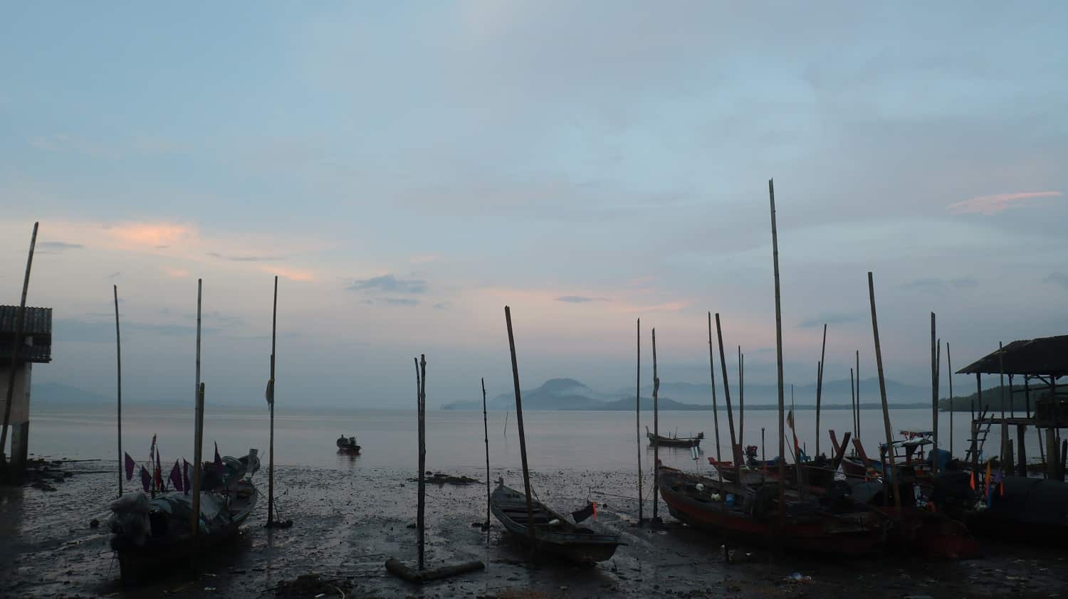 เรือประมงชาวเลที่จอดรอน้ำขึ้น เพื่อออกไปหาปลา ภาพ-พนม ทะโน/imnvoices.com