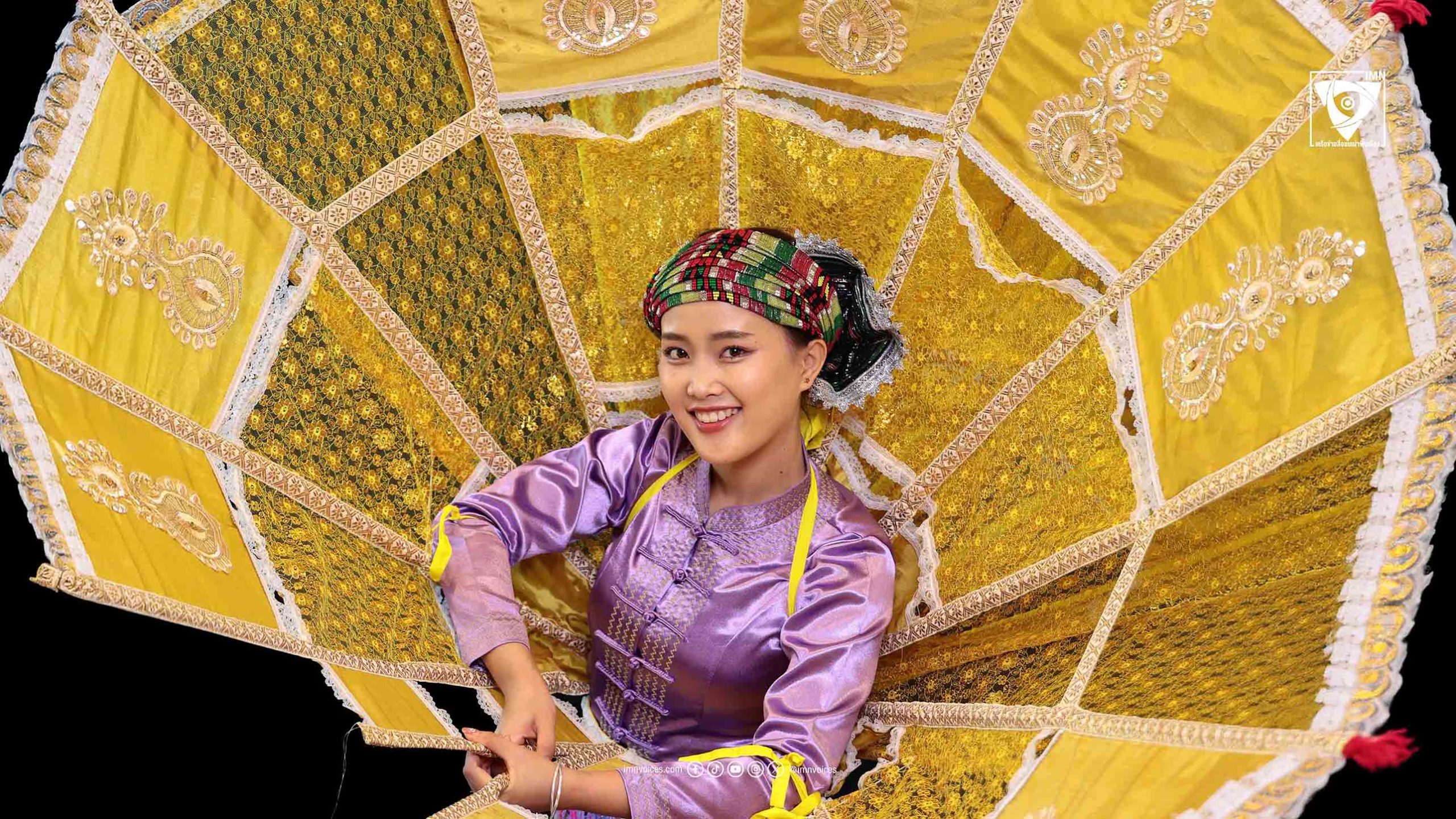 นวลโบ แสงคำ กำลังรำนกโต (การแสดงพื้นบ้านที่สืบทอดกันมาอย่างยาวนานของกลุ่มชาติพันธุ์ไทยใหญ่) ภาพ: Aafu (เครือข่ายสื่อชนเผ่าพื้นเมือง-IMN)