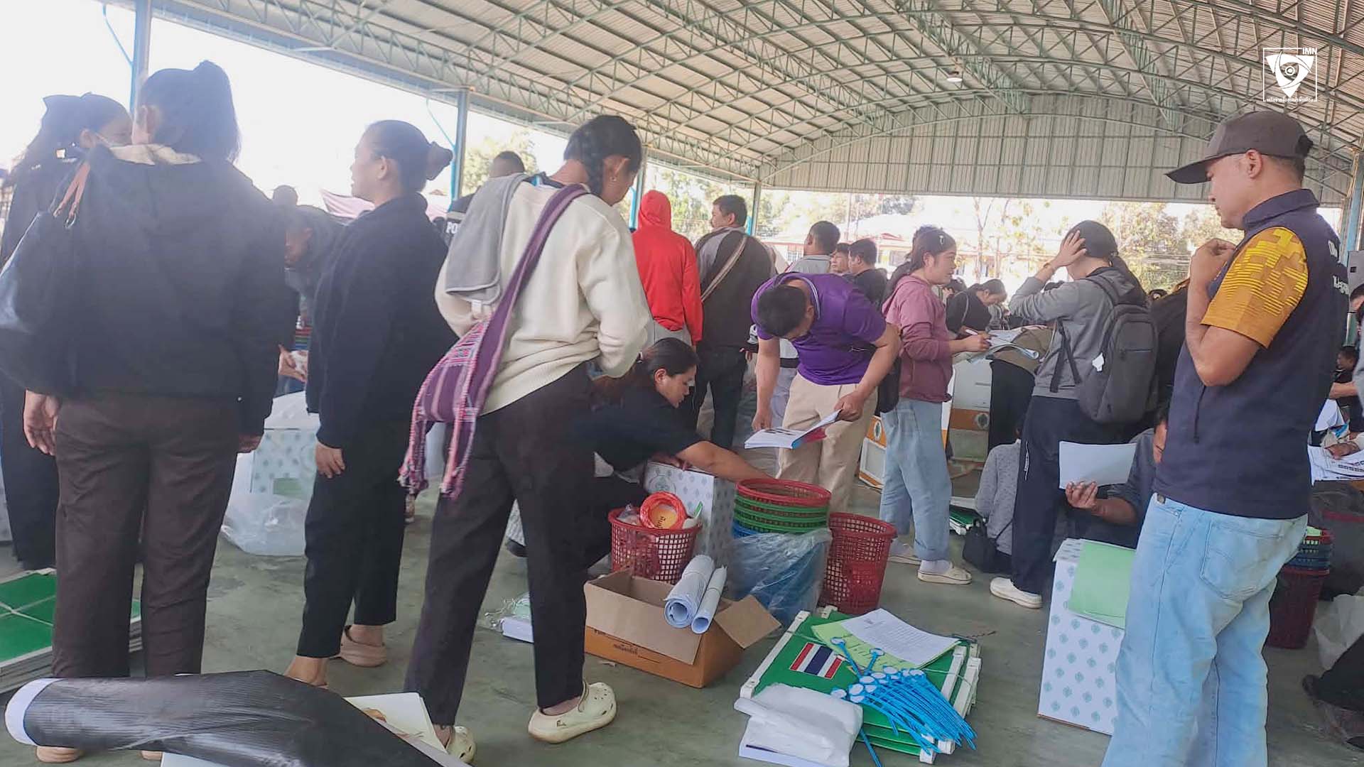 คณะกรรมการประจำหน่วยเลือกตั้งระหว่างลงมารับหีบบัตร อุปกรณ์ก่อนวันเลือกตั้ง ภาพ: ประหยัด เสือชูชีพ