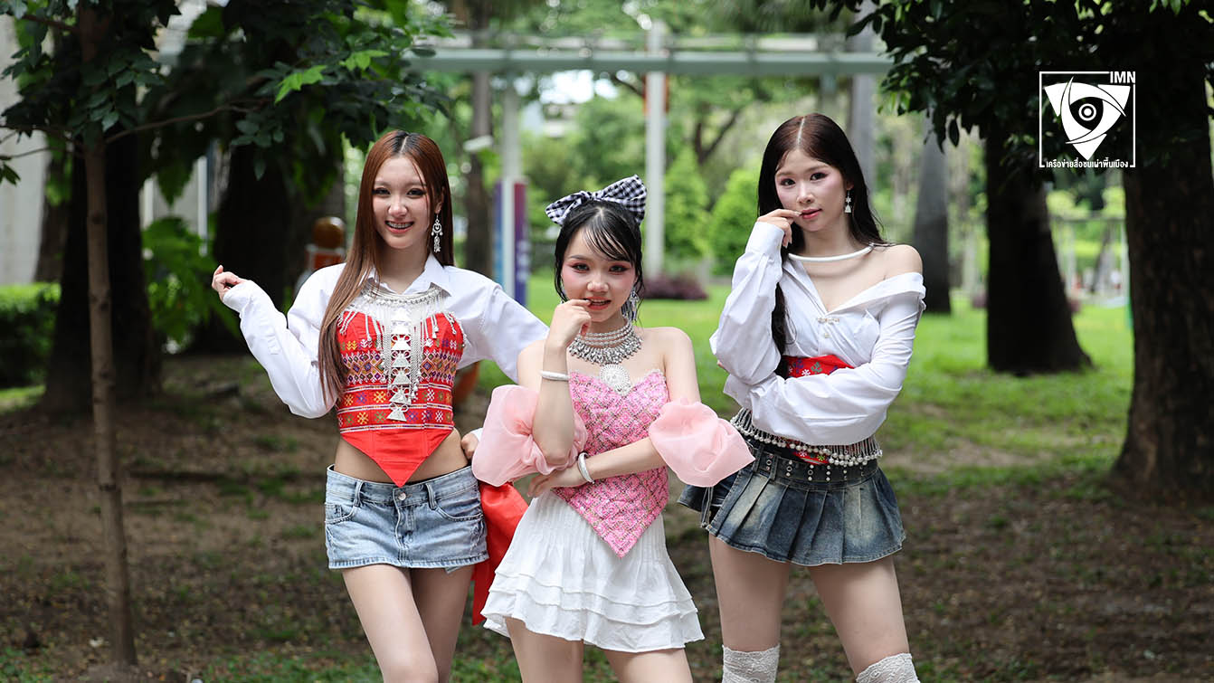 ใบเฟิร์น, นุ่น (ณิชารีย์ แซ่ย่าง) คนกลาง, และพระจันทร์ (พระจันทร์ การุณยรัตน์) เป็นสามตัวแทนศิลปินฝึกหัดกับทาง Rise of Hmong Star
